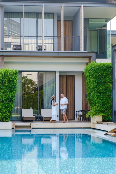 Luxusní Hvězdičkový Hotel Bazén Asii Pár Mužů Žen Dovolené Luxusním — Stock fotografie