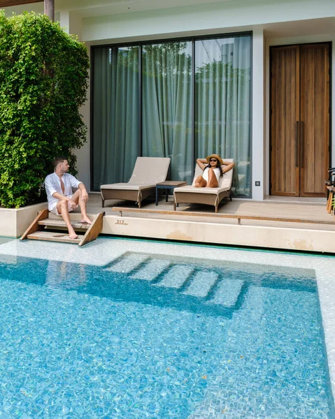 豪华五星级酒店在亚洲的游泳池 一对男女在豪华酒店度假胜地度假 男人和女人在度假胜地的游泳池边 — 图库照片