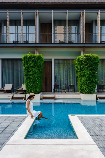豪华五星级酒店在亚洲的游泳池 一对夫妇男女在一家豪华酒店度假地度假 男人和女人在游泳池边 — 图库照片