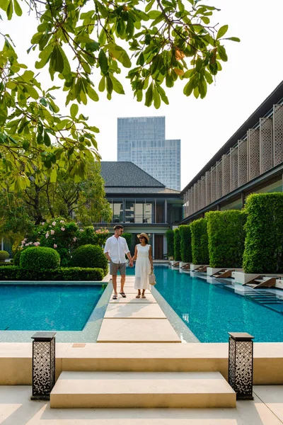 豪华五星级酒店在亚洲的游泳池 一对夫妇在一家豪华酒店度假地度假 在游泳池边的白人男子和泰国女子 — 图库照片