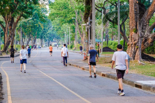 Parque Lumpini Bangkok Tailandia Marzo 2023 Personas Corriendo Parque Con — Foto de Stock