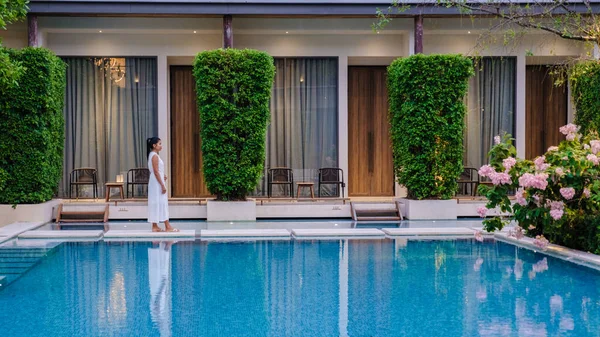 亚洲女子在豪华五星级酒店游泳池休息 — 图库照片