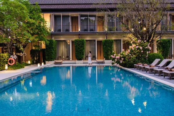亚洲女子在豪华五星级酒店游泳池休息 — 图库照片