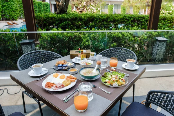 Mesa Desayuno Hotel Lujo Con Huevos Pan Sopa Arroz Con — Foto de Stock