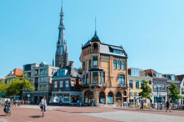 Leeuwarden Hollanda Mayıs 2018, Parlak bir yaz günü, eski tarihi şehrin kanallarında bisiklet süren insanlarla birlikte..