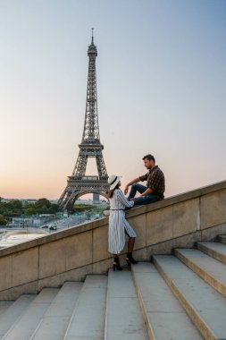 Gündoğumu 'nda Eyfel Kulesi' nde genç bir çift, Paris 'te Gündoğumu Kulesi' nde Gündoğumu 'nda kadın aşık, Paris' te sevgililer günü konsepti aşk şehri. Erkekler ve kadınlar Eyfel kulesini ziyaret ediyor. 