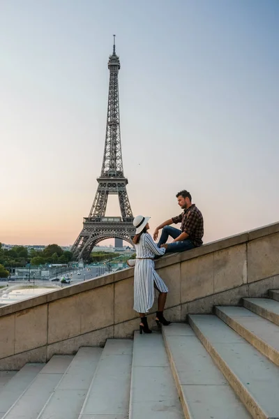 Pareja Joven Junto Torre Eiffel Amanecer París Torre Eifel Mujer — Foto de Stock