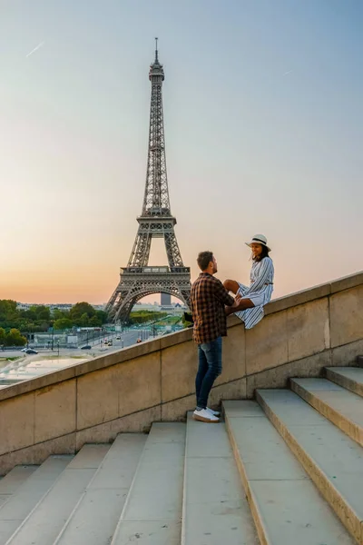 Młoda Para Przy Wieży Eiffla Wschodzie Słońca Paris Wieża Eifela — Zdjęcie stockowe