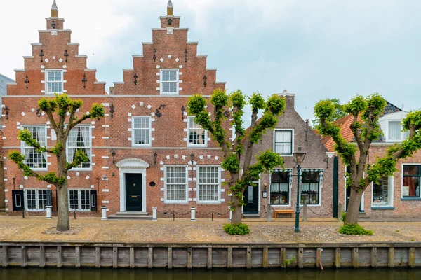 荷兰郊区 有古老的家庭住宅 荷兰历史上古老的家庭住宅和运河 — 图库照片
