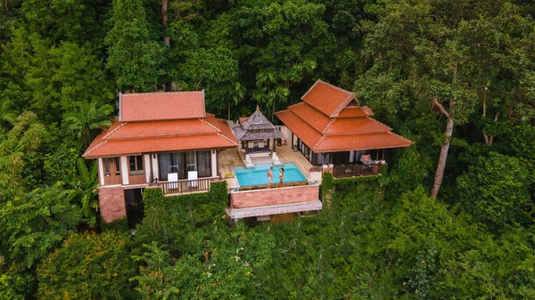 Couple Men Woman Luxury Vacation Pool Villa Jungle Rainforest — 图库照片