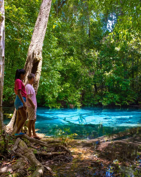 Пара Посещает Изумрудный Бассейн Голубой Бассейн Краби Таиланд Изумрудный Бассейн — стоковое фото