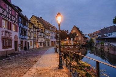 Colmar, Alsace, Fransa Temmuz 2021. Petite Venedik, su kanalı, ve geleneksel yarı ahşap evler. Colmar Fransa 'nın Alsace şehrinde hoş bir kasabadır. Renkli romantik şehir Colmar 'ın güzel manzarası.