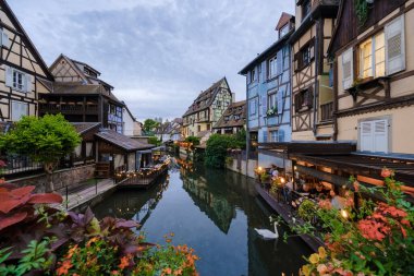 Colmar, Alsace, Fransa Temmuz 2021. Petite Venedik, su kanalı, ve geleneksel yarı ahşap evler. Colmar Fransa 'nın Alsace şehrinde hoş bir kasabadır. Renkli romantik şehir Colmar 'ın güzel manzarası.