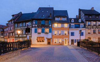 Colmar, Alsace, Fransa. Petite Venedik, su kanalı, ve geleneksel yarı ahşap evler. Colmar Fransa 'nın Alsace şehrinde hoş bir kasabadır. Renkli romantik şehir Colmar 'ın güzel manzarası.