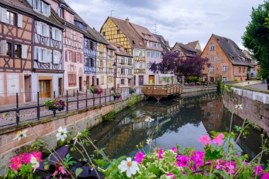 Colmar, Alsace, Fransa. Petite Venedik, su kanalı, ve geleneksel yarı ahşap evler. Colmar Fransa 'nın Alsace şehrinde hoş bir kasabadır. Renkli romantik şehir Colmar 'ın güzel manzarası.