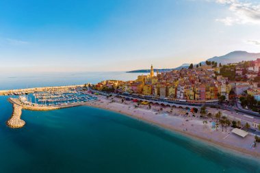 Fransız Riviera, Fransa 'sındaki renkli Menton kasabası. Menton Fransa Avrupa üzerinde insansız hava aracı görüntüsü. 