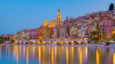Menton 'un eski kısmı, Provence-Alpes-Cote dAzur, Fransa' nın yaz akşamları Avrupa 'sı. Menton Fransız Rivieraa