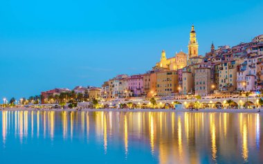 Menton 'un eski kısmı, Provence-Alpes-Cote dAzur, Fransa' nın yaz akşamları Avrupa 'sı. Menton Fransız Rivieraa