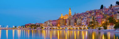 Menton, Provence-Alpes-Cote dAzur, Fransa 'da bir yaz akşamı. Menton Fransız Rivieraa