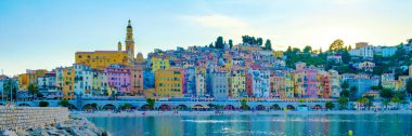 Menton, Provence-Alpes-Cote dAzur, Fransa 'da bir yaz akşamı. Menton Fransız Rivieraa