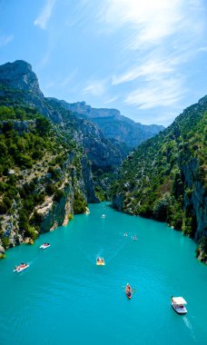 Sainte Croix 'dan Du Verdon Gölü, Provence, Fransa, Provence Alpes Cote d Azur, Fransa' da tekneli turkuaz göl Temmuz 2020