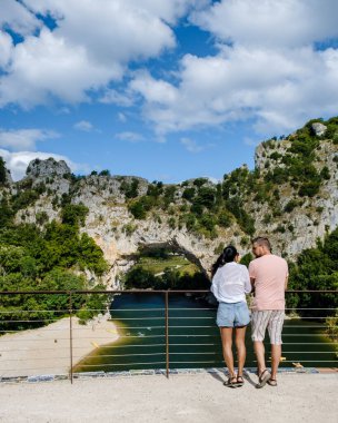 Ardeche France Pont d Arc, Ardeche France 'da tatilde olan çift, Fransa' nın Ardeche kanyonundaki Vallon Pont dArc kentindeki Doğal Kemer manzarası, Avrupa Rhone Alps Dordogne