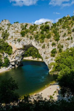 Ardeche France Pont d Arc, Ardeche France, Fransa 'nın Ardeche kanyonundaki Vallon Pont dArc kentindeki Doğal Kemer manzarası Avrupa Rhone Alps Dordogne
