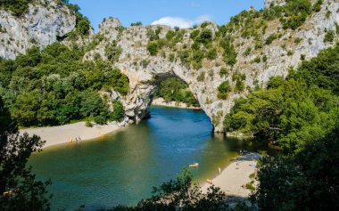 Ardeche France Pont d Arc, Ardeche France, Fransa 'nın Ardeche kanyonundaki Vallon Pont dArc kentindeki Doğal Kemer manzarası Avrupa Rhone Alps Dordogne