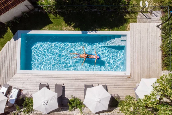 Paar Mannen Vrouwen Een Zwembad Van Een Luxe Vakantiehuis Ardeche — Stockfoto