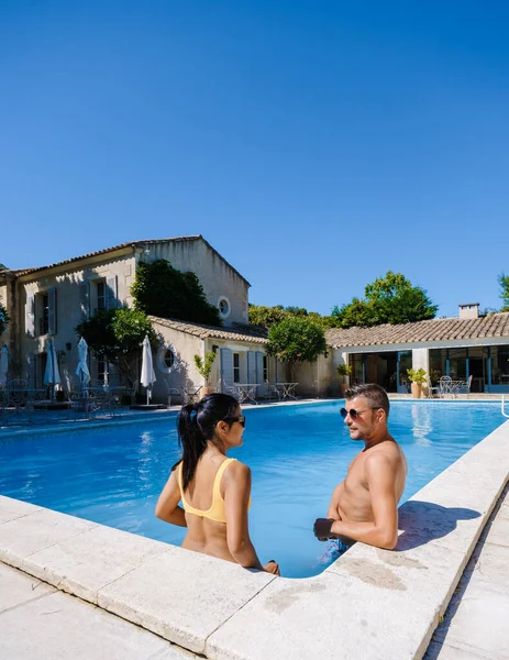 Ζευγάρι Χαλαρώνοντας Από Την Swimmingpool Στην Προβηγκία Γαλλία Άνδρες Και — Φωτογραφία Αρχείου