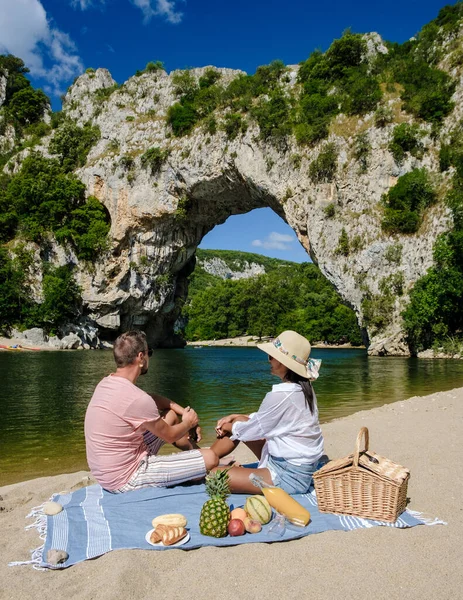 Paar Beim Picknick Strand Urlaub Der Ardeche Frankreich Pont Arc — Stockfoto