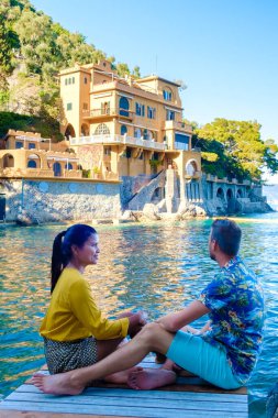 İtalya 'nın Liguria kentinde Portofino, İtalya' da Portofino 'da renkli evleri olan ve yaz tatilinde İtalya' yı ziyaret eden orta yaşlı bir çift. Genoa