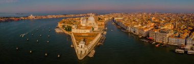 Büyük Kanal ve Basilica Santa Maria della Salute, Venedik, İtalya. Venedik İtalya 'nın insansız hava görüntüsü 