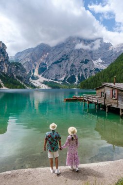 Braies Gölü, Lago di Braies İtalyan Dolomites Alp Gölü, İtalya, Avrupa, erkekler ve kadınlar yaz tatili boyunca Avrupa 'da Lago Di Braies' i ziyaret ederler.