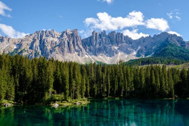 İtalya 'da Dolomites, Carezza Gölü, Lago di Carezza, Karersee, Latemar Dağı, Bolzano Güney Tyrol, İtalya. Arka planda Carezza Gölü, Karersee ve Dolomitlerin manzarası.