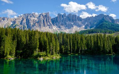 İtalya 'da Dolomites, Carezza Gölü, Lago di Carezza, Karersee, Latemar Dağı, Bolzano Güney Tyrol, İtalya. Arka planda Carezza Gölü, Karersee ve Dolomitlerin manzarası.