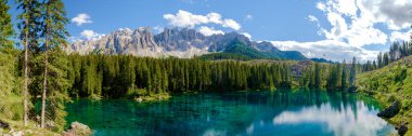 İtalya 'da Dolomites, Carezza Gölü, Lago di Carezza, Karersee, Latemar Dağı, Bolzano Güney Tyrol, İtalya. Arka planda Carezza Gölü, Karersee ve Dolomitlerin manzarası.