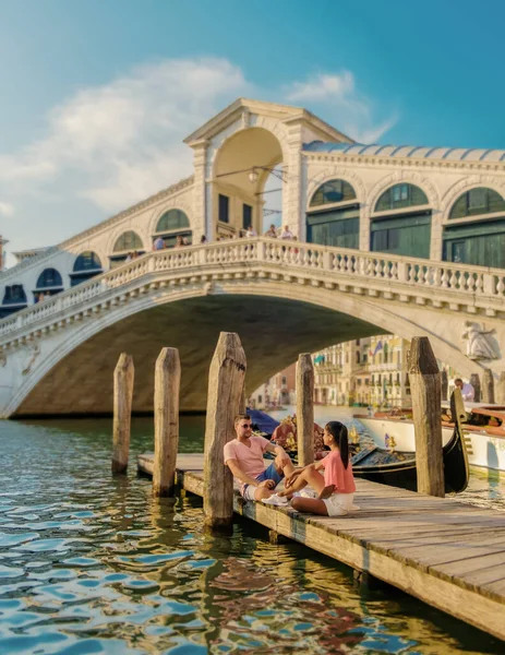 Paio Uomini Donne Gita Venezia Seduti Sul Lungomare Del Ponte — Foto Stock