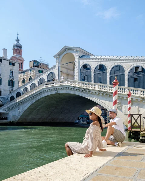 Pár Mužů Žen Výletě Benátek Itálie Při Nábřeží Mostu Rialto — Stock fotografie