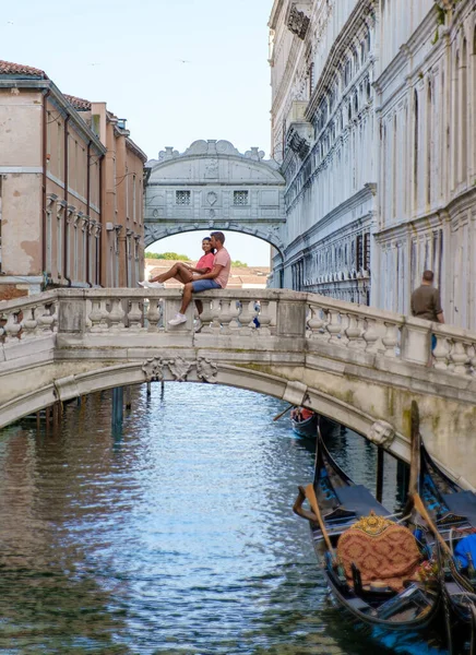 Couple Men Women City Trip Venice Italy Sitting Bridge Venice — Stock Photo, Image
