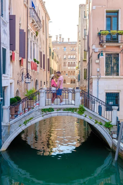 Couple Men Women City Trip Venice Italy Sitting Bridge Venice — Stock Photo, Image