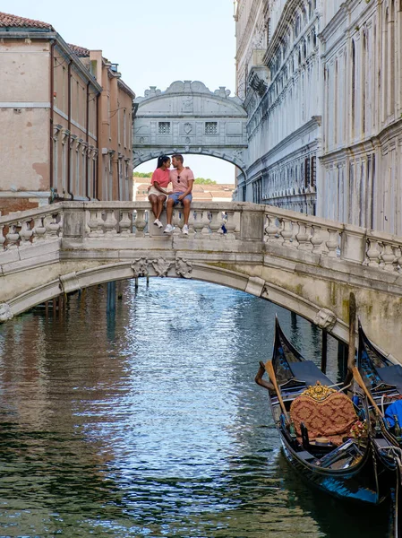 Couple Men Women City Trip Venice Ital Sitting Waterfront Bridge — Stock Photo, Image