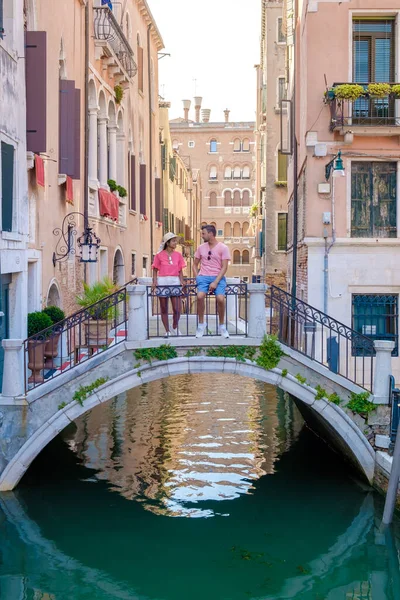 Couple Men Women City Trip Venice Italy Sitting Bridge Canals — Stock Photo, Image