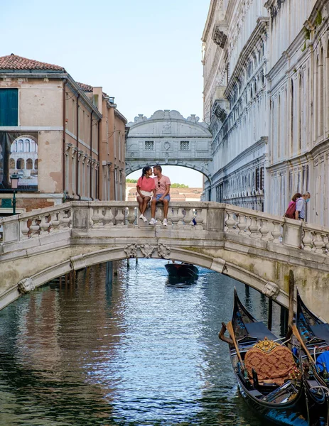 Ett Par Män Och Kvinnor Stadsresa Venedig Ital Sitter Vid — Stockfoto