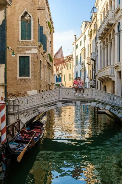 Пара Мужчин Женщин Время Поездки Венеции Италия Сидя Над Мостом — стоковое фото