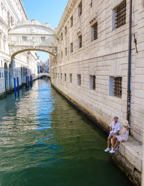 Пара Мужчин Женщин Время Поездки Венецию Итал Сидя Набережной Моста — стоковое фото