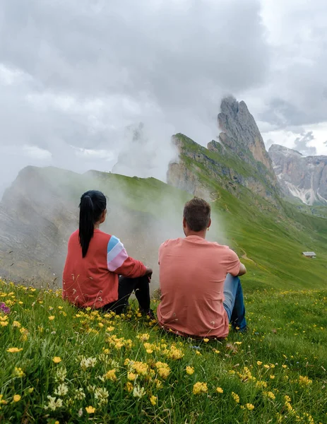 一对情侣在意大利白云石度假远足 奇观塞西达峰 Trentino Alto Adige Dolomites Alps South Tyrol Italy — 图库照片