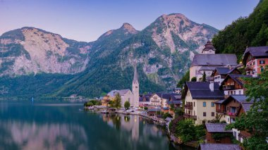 Hallstatt Salzkammergut, Avusturya, Hallstatt köyü Avusturya Alpleri 'nde Hallstatt Gölü üzerinde yaz günbatımında Avusturya Avrupa' da