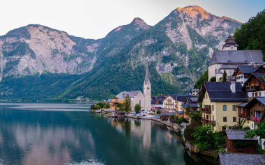 Hallstatt Salzkammergut, Avusturya, Hallstatt köyü Avusturya Alpleri 'nde Hallstatt Gölü üzerinde yaz günbatımında Avusturya Avrupa' da