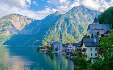 Hallstatt Salzkammergut, Avusturya, Hallstatt köyü Avusturya Alpleri 'nde Hallstatt Gölü üzerinde yaz günbatımında Avusturya Avrupa' da